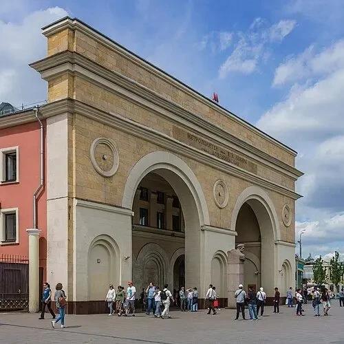 Метро Добрынинская